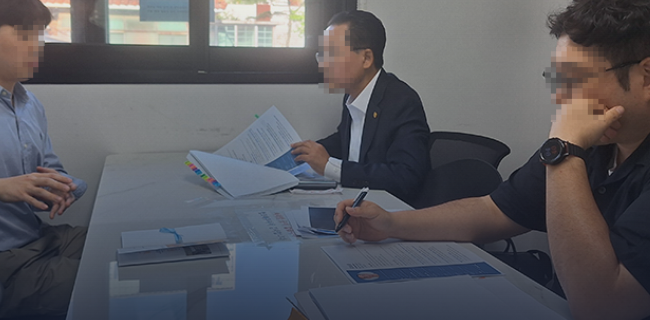기업 채용 담당자들이 프로젝트 발표를 평가하는 현장