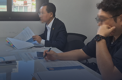 기업 채용 담당자들이 프로젝트 발표를 평가하는 현장